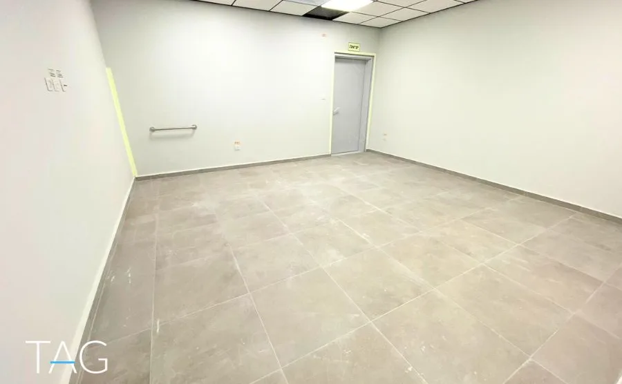 חדר משרד בACRO BUSINESS CAMPUS עם תקרה אקוסטית ורצפת אריחים אפורים - תג נכסים