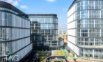חזית ACRO BUSINESS CAMPUS מזווית הרחוב, קומות מעוגלות וגינון בבסיס - תג נכסים