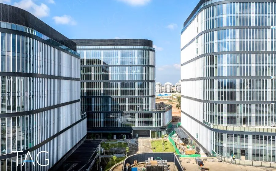 חזית ACRO BUSINESS CAMPUS מזווית הרחוב, קומות מעוגלות וגינון בבסיס - תג נכסים