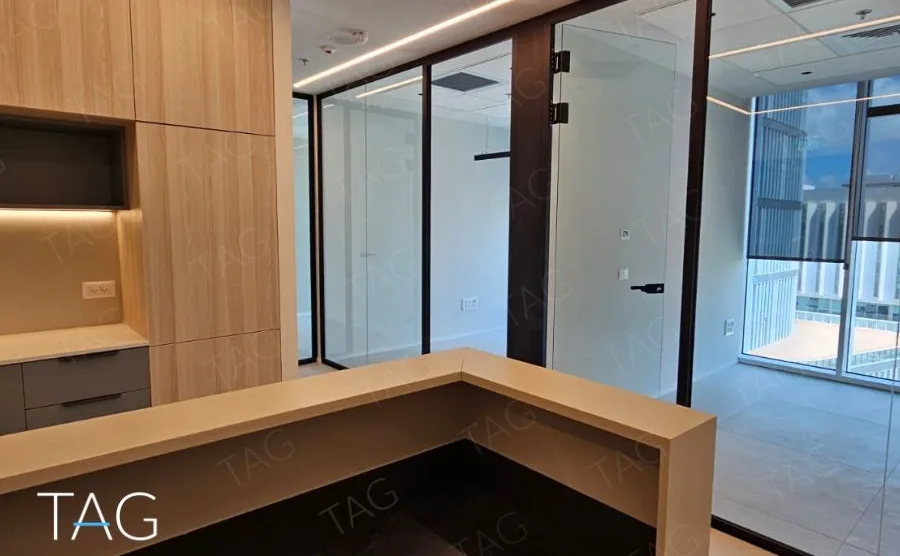עמדת קבלה בACRO BUSINESS CAMPUS עם דלפק עץ בצורת ר, ארונות ומחיצת זכוכית - תג נכסים