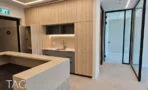 מטבחון בACRO BUSINESS CAMPUS עם ארונות עץ בהיר, דלפק אבן ומחיצות זכוכית - תג נכסים