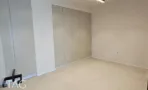 חדר בACRO BUSINESS CAMPUS עם ארונות מובנים לבנים ורצפת אריחים בהירה - תג נכסים