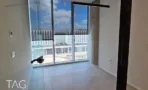חדר עבודה בACRO BUSINESS CAMPUS עם חלון רחב, וילון גלילה ורצפת אריחים - תג נכסים