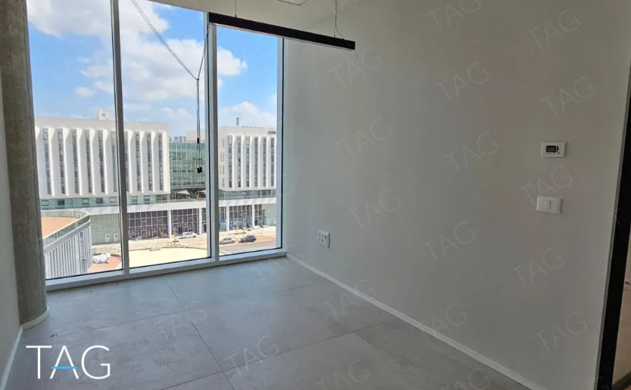 משרד בACRO BUSINESS CAMPUS עם חזית זכוכית ונוף לבנייני המשרדים ממול - תג נכסים
