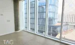 משרד בACRO BUSINESS CAMPUS עם חזית זכוכית מלאה, עמוד בטון גלוי ורצפת אריחים - תג נכסים