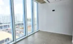 חדר משרד בACRO BUSINESS CAMPUS עם חלון פינתי מרצפה לתקרה ואריחים אפורים - תג נכסים