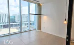 משרד פינתי בACRO BUSINESS CAMPUS עם חזית זכוכית, גוף תאורה תלוי ועמוד בטון - תג נכסים