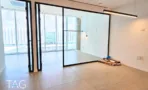 משרד מוכן בACRO BUSINESS CAMPUS עם מחיצות זכוכית במסגרות שחורות ותאורה ליניארית - תג נכסים