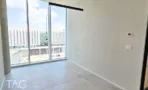 חדר בACRO BUSINESS CAMPUS עם חלון פינתי גדול ונוף לבנייני המשרדים הסמוכים - תג נכסים