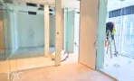 משרד בACRO BUSINESS CAMPUS עם מחיצות זכוכית, דלת עץ וחזית מזוגגת - תג נכסים