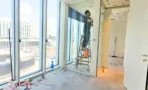 עבודות גמר בACRO BUSINESS CAMPUS בחלל משרדי עם חלונות מרצפה לתקרה - תג נכסים