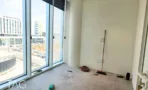 חדר בACRO BUSINESS CAMPUS עם חלון רצועה ונוף לרובע המסחרי הסמוך - תג נכסים