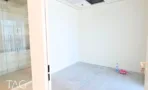 חדר בACRO BUSINESS CAMPUS עם מחיצת זכוכית, תקרה שקועה ורצפת בטון מוחלק - תג נכסים