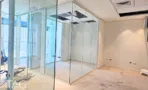 אזור משרדי בACRO BUSINESS CAMPUS עם מחיצות זכוכית מלאות ותקרה בהתקנה - תג נכסים