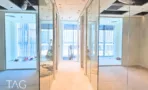 מסדרון בACRO BUSINESS CAMPUS עם קירות זכוכית משני הצדדים בשלב גמר - תג נכסים