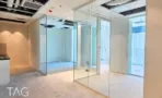 חלל בבנייה בACRO BUSINESS CAMPUS עם חדרי זכוכית חדשים ותקרה בהתקנה - תג נכסים