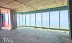 חלל פינתי במגדל אלייד סיטי עם חלונות בשני כיוונים ונוף פתוח אל הים
