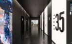 מסדרון המעליות בקומה 35 בדרך אל המשרד להשכרה 1,600 מ