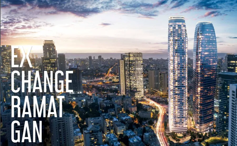 מגדלי EXCHANGE בתאורת ערב מעל קו הרקיע של רמת גן