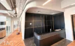 עמדת קבלה בACRO BUSINESS CAMPUS עם דלפק כהה בחיפוי מסגרות זהב ופרקט אדרה - תג נכסים
