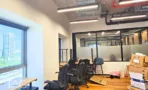 משרדים להשכרה במגדל רוגובין תדהר - חדר עבודה עם פרקט, מחיצת זכוכית וכיסאות משרד - תג נכסים