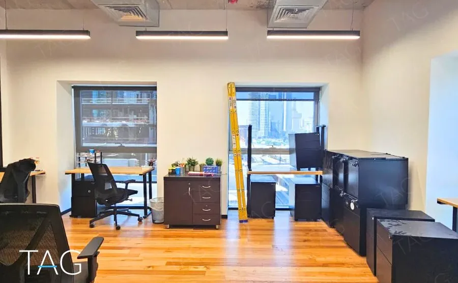משרדים להשכרה במגדל רוגובין תדהר - חדר עבודה עם רצפת פרקט, שולחנות עץ וארוניות שחורות - תג נכסים