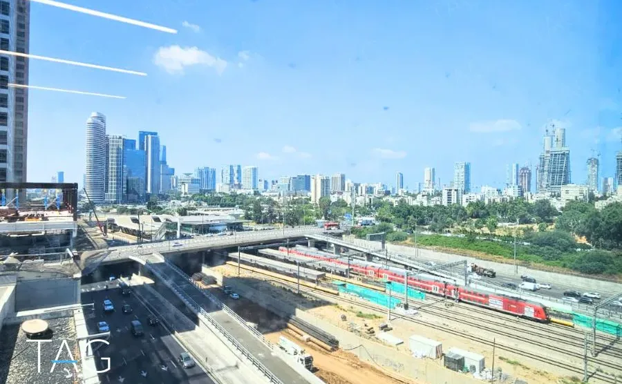 משרדים להשכרה במגדל רוגובין תדהר - נוף מהחלון אל מסילות הרכבת, נתיבי איילון ומגדלי תל אביב - תג נכסים