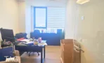 משרד להשכרה 150 מ״ר במגדלי אלון, חדר עבודה עם שולחן כתיבה מול חלון עם צילון