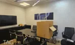חדר ישיבות במשרד במגדלי אלון עם מסך קיר ותמונות אמנות מודרנית