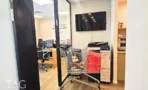 חדר עבודה מזוגג במשרד להשכרה במגדלי אלון עם מסך ומכונת צילום
