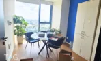 חדר ישיבות במשרד במגדלי אלון עם שולחן עגול, ארון גבוה וקיר כחול