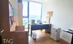 חדר עבודה במשרד במגדלי אלון עם כוננית תיקיות צבעונית וחלון לנוף