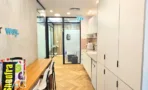 משרד להשכרה 180 מ״ר במגדל אלון תל אביב, מטבחון מאובזר לצד שולחן בר מעץ
