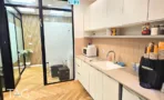 משרד להשכרה 180 מ״ר במגדל אלון תל אביב, מטבחון עם כיור, מיקרוגל ומכונת קפה