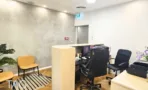 משרד להשכרה 180 מ״ר במגדל אלון תל אביב, עמדת קבלה ופינת המתנה בכניסה למשרד