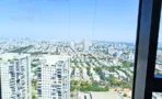 משרד להשכרה 180 מ״ר במגדלי אלון, נוף עירוני פתוח של תל אביב מחלון בקומה גבוהה