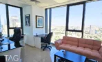 משרד להשכרה 180 מ״ר במגדלי אלון, חדר מנהלים פינתי עם ספה וחלונות פנורמיים לנוף העיר
