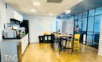 פינת אוכל ומטבחון עם קיר לבנים במגדל לוינשטיין תל אביב - תג נכסים