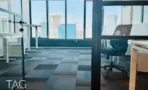 עמדות עבודה מול חלונות פנורמיים במגדל לוינשטיין - תג נכסים