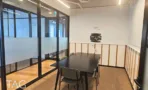 משרד להשכרה 480 מ״ר במגדל TOHA, חדר עבודה עם מחיצת זכוכית וריצוף שטיח