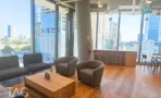 משרד להשכרה 480 מ״ר במגדל TOHA, פינת לאונג׳ מול נוף פנורמי של תל אביב