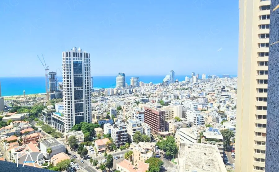 נוף לים ולקו הרקיע של תל אביב מקומה 19 במגדל רוטשילד 3