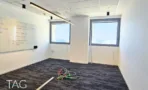 חדר עם לוח מחיק ושני חלונות לים במשרד 490 מ