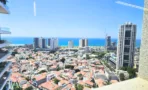 נוף לגגות הרעפים ולים מהמרפסת במגדל רוטשילד 3