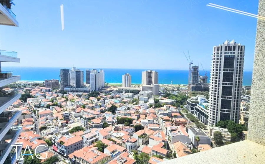 נוף לגגות הרעפים ולים מהמרפסת במגדל רוטשילד 3