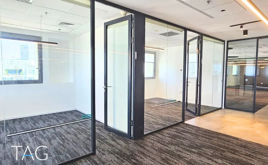 שורת חדרי זכוכית עם דלתות זכוכית במשרד 490 מ