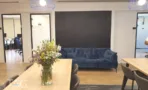 פינת ישיבה עם ספה כחולה ולוח שחור במגדל לוינשטיין - תג נכסים