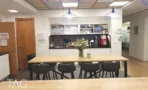 מטבחון עם שולחן אוכל ארוך במגדל לוינשטיין תל אביב - תג נכסים