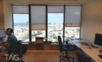 עמדות עבודה מול חלון עם נוף לים במגדל לוינשטיין - תג נכסים