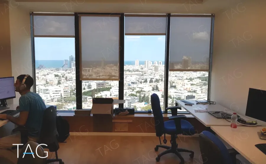 עמדות עבודה מול חלון עם נוף לים במגדל לוינשטיין - תג נכסים